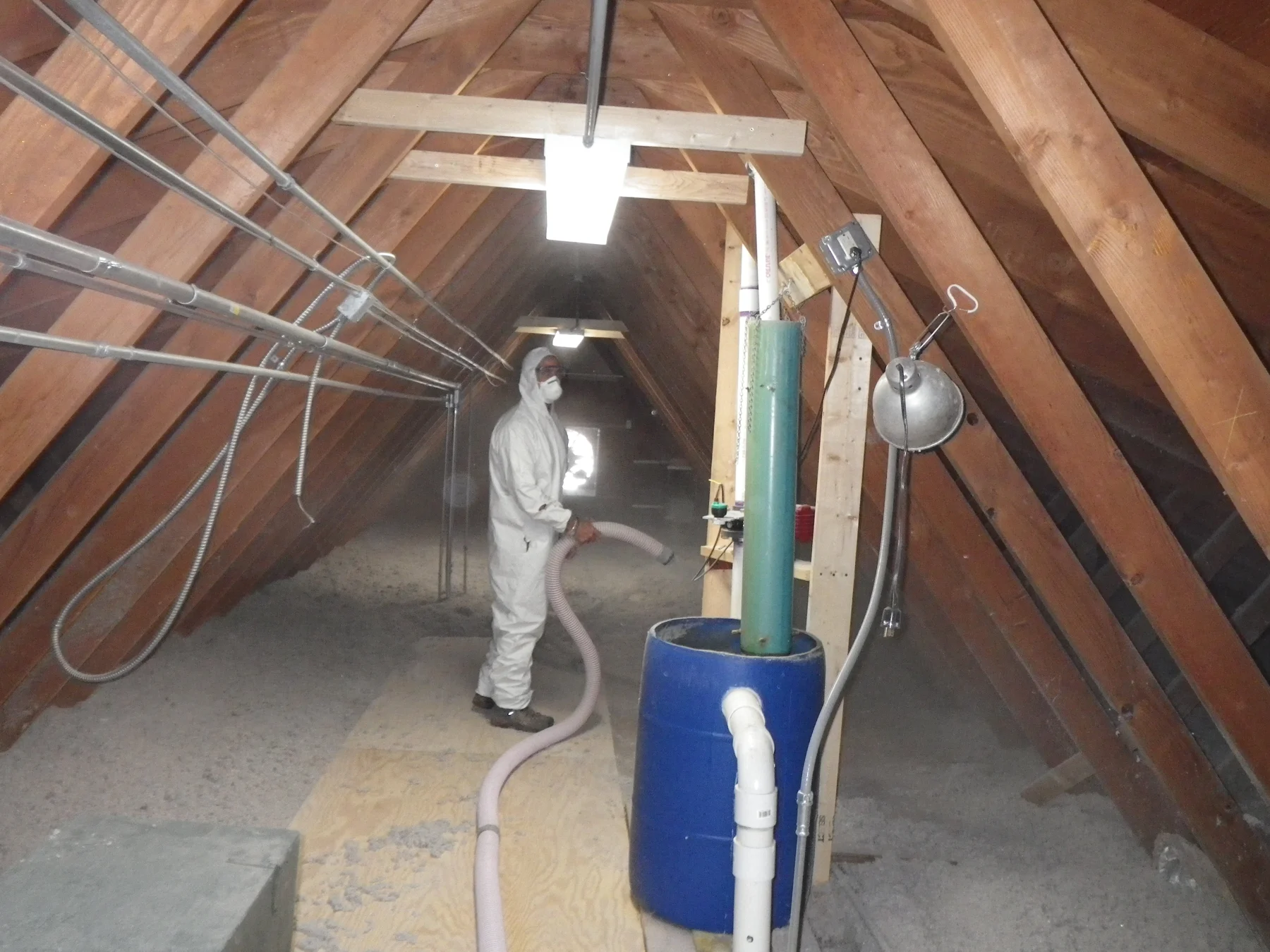 Soufflage de ouate de cellulose dans les combles d’un bâtiment technique